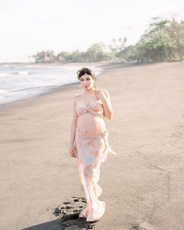 meternity shoot Sarah Keihl di pinggir pantai (Instagram.com/sarahkeihl)