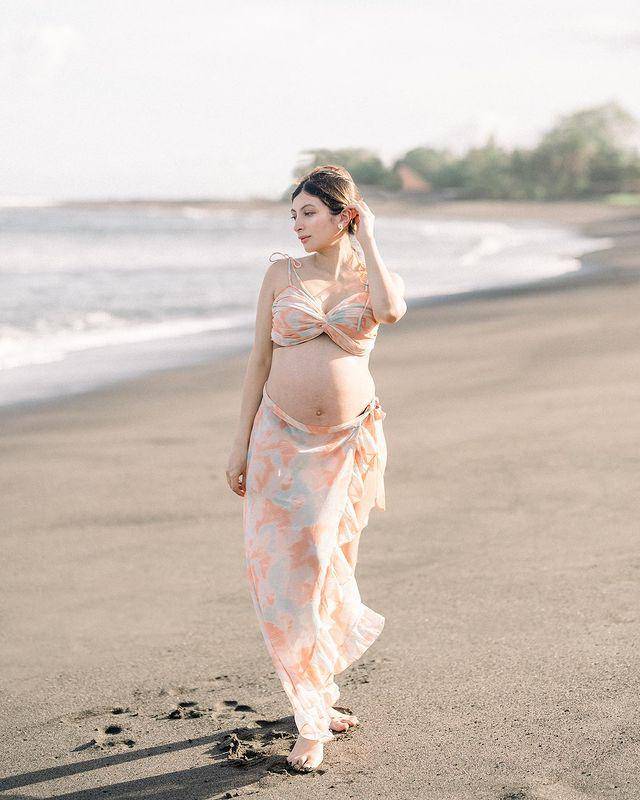 meternity shoot Sarah Keihl di pinggir pantai (Instagram.com/sarahkeihl)