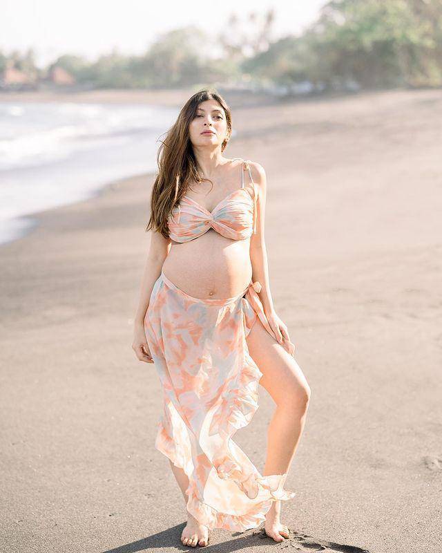 meternity shoot Sarah Keihl di pinggir pantai (Instagram.com/sarahkeihl)