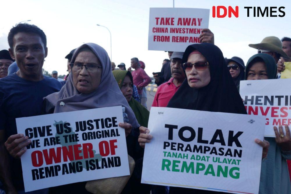 Masyarakat Pulau Rempang melakukan aksi peringatan 7 September 2023 di jembatan penghubung Pulau Rempang (IDN Times/Putra Gema Pamungkas)