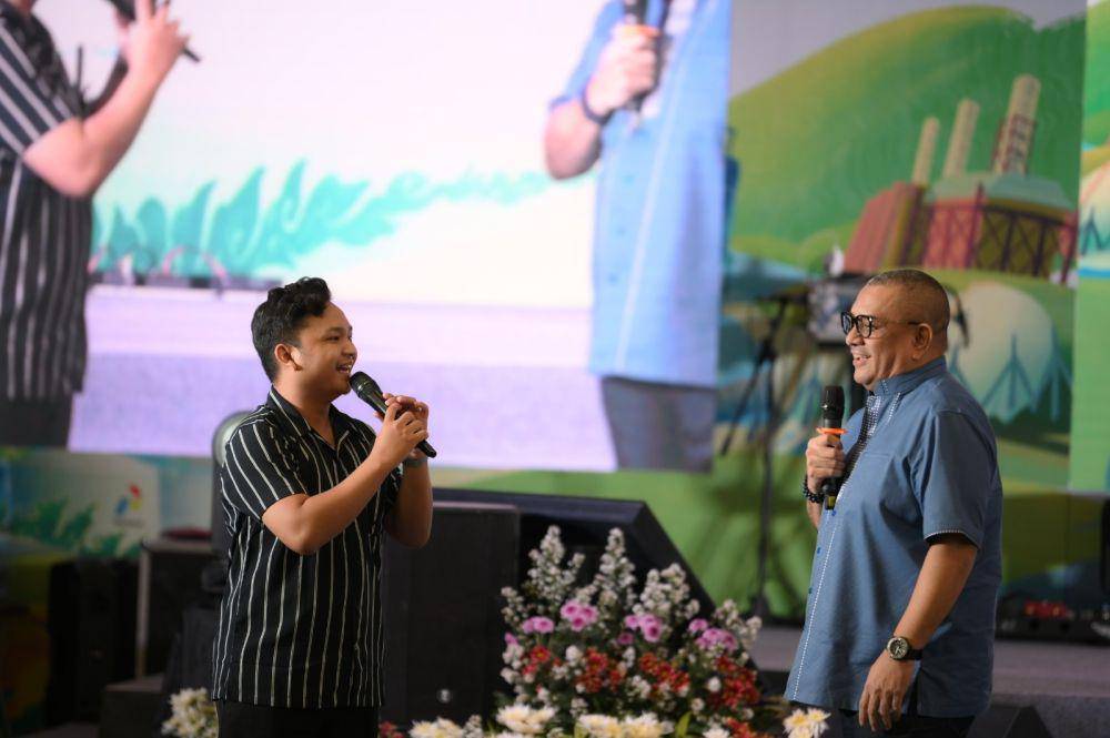VP Stakeholder Relations Pertamina Rifky Rakhman berdiskusi dengan salah satu peserta Pertamuda 2024 di ajang Pertamuda Workshop Series 1, Universitas Gadjah Mada, Yogyakarta, Kamis, 5 September 2024. (Dok. Pertamina)