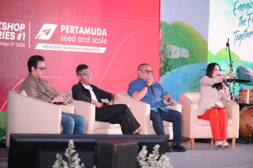 Narasumber Pertamuda Series 1 berbagi wawasan pengembangan bisnis untuk menarik ide segar dari para mahasiswa Universitas Gajdah Mada, Yogyakarta. (Dok. Pertamina)