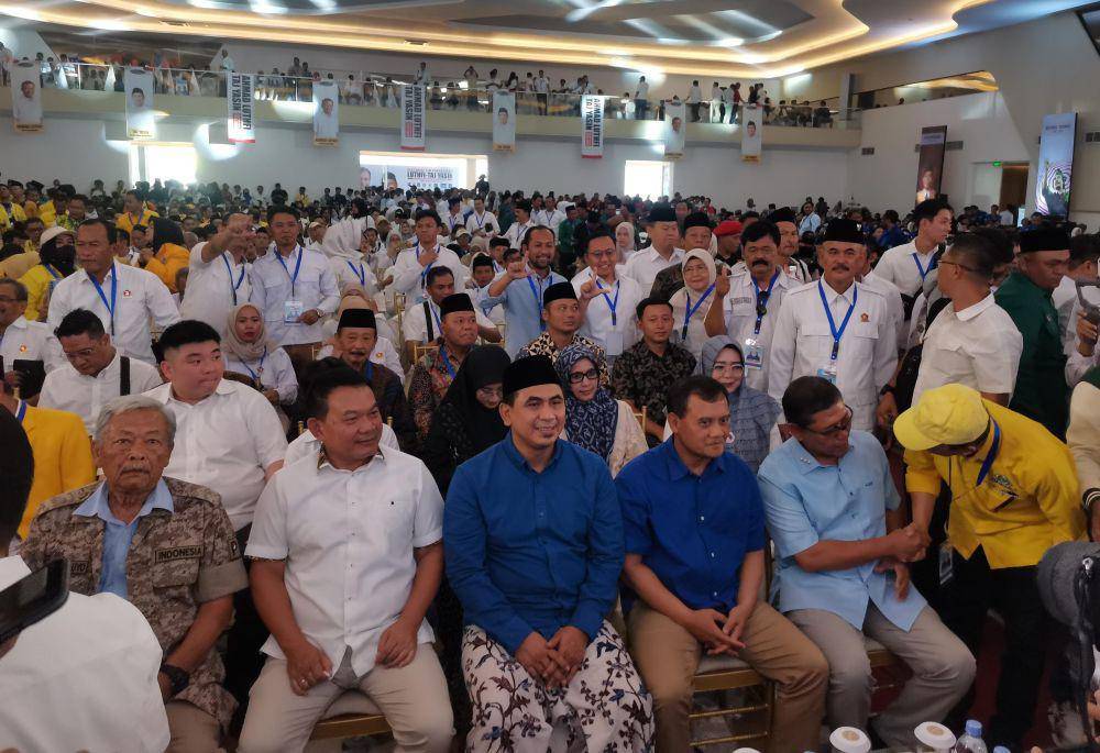 Paslon gubernur Jateng Luthfi-Yasin bersama mantan KSAD Dudung Abdurahman, mantan Gubernur Jateng Bibit Waluyo dan jajaran pimpinan partai KIM Plus saat deklarasi relawan Luthfi-Yasin. (IDN Times/bt)