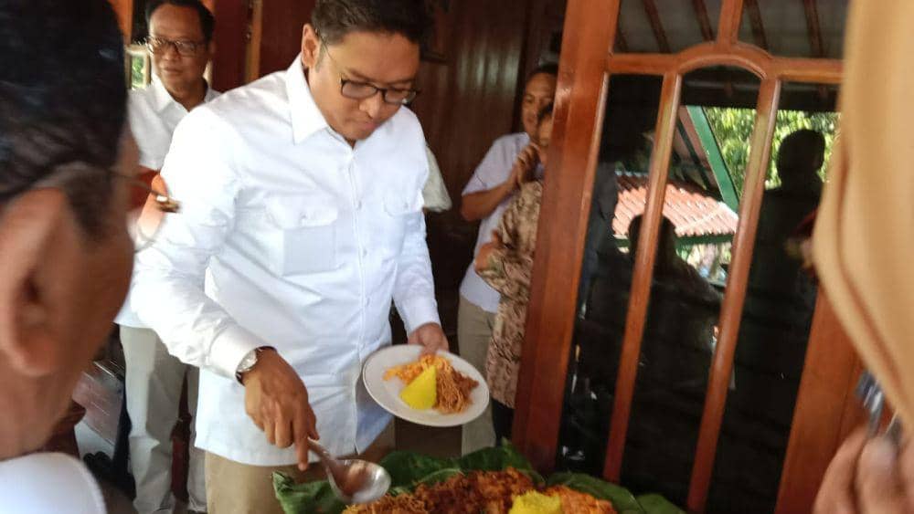 Wamentan sekaligus Ketua Gerindra Jateng Sudaryono memotong tumpeng untuk merayakan ulang tahun politisi senior Gerindra Semarang Nunung Sriyanto di kediaman pribadi Wonolopo Mijen. (IDN Times/Fariz Fardianto)