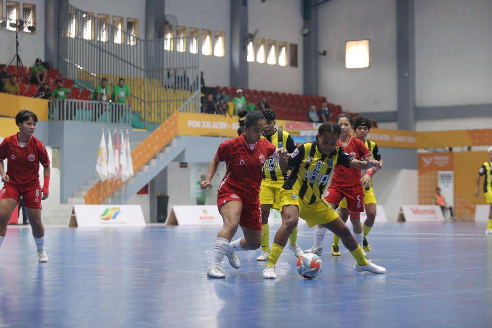 Duel tim putri DKI Jakarta dan Papua Barat pada semi final PON 2024 di Gor Dispora Sumut, Sabtu (7/9/2024) (dok.media futsal PON)