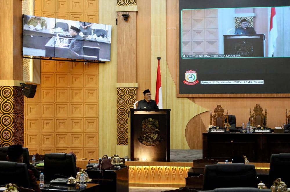 Wali Kota Makassar Moh Ramdhan Pomanto memberikan sambutan saat rapat paripurna pengesahan 4 perda di gedung DPRD Makassar, Jumat (6/9/2024). (Dok. Humas Pemkot  Makassar)