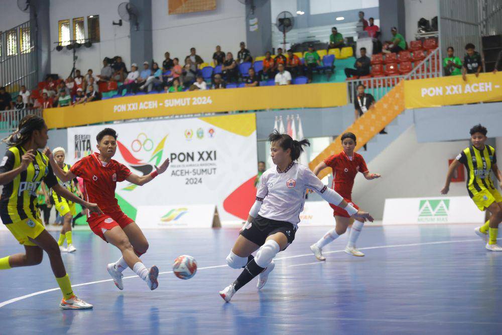 Duel tim putri DKI Jakarta dan Papua Barat pada semi final PON 2024 di Gor Dispora Sumut, Sabtu (7/9/2024) (dok.media futsal PON)