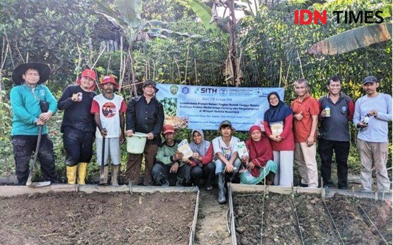 Tim PPM ITB dan pengelola lahan setelah mengaplikasikan model urban farming kedelai pada raised bed & polybag di Desa Bukit Raya (IDN Times/Ervan)
