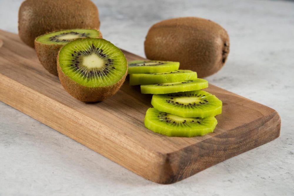 ilustrasi buah kiwi (freepik.com/azerbaijan_stockers)