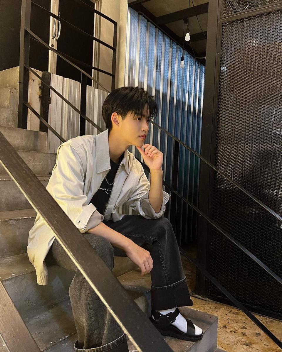 outfit nuansa hitam putih ala Mick Metas (instagram.com/mickmetas)