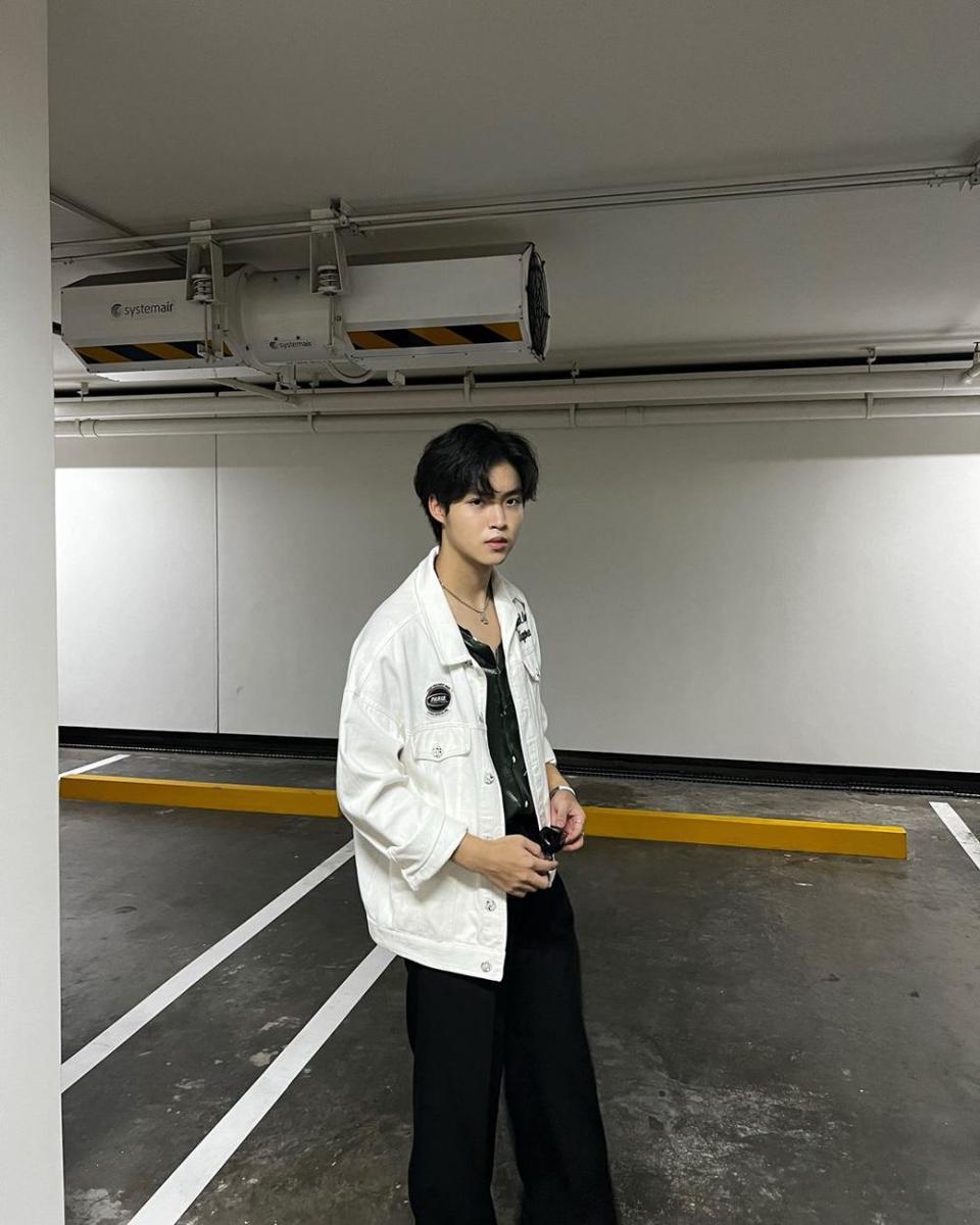 outfit nuansa hitam putih ala Mick Metas (instagram.com/mickmetas)