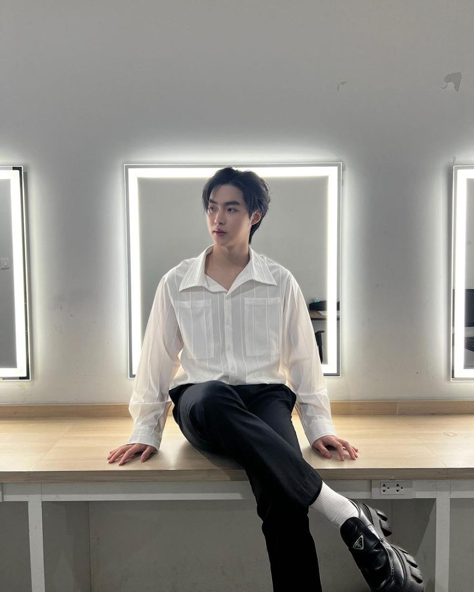 outfit nuansa hitam putih ala Mick Metas (instagram.com/mickmetas)