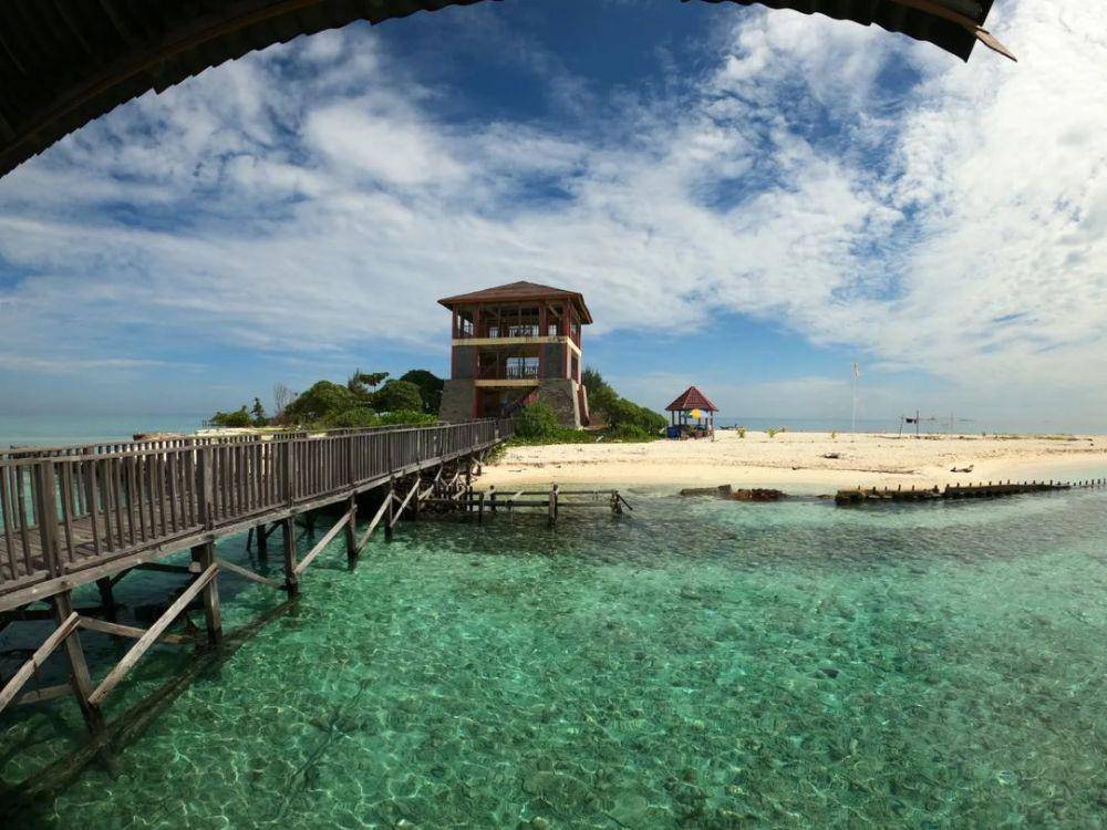 Suasana Pulau Kodingareng Keke, salah satu spot wisata yang berada di sekitar Kota Makassar. (Instagram.com/speedboatmakassar)