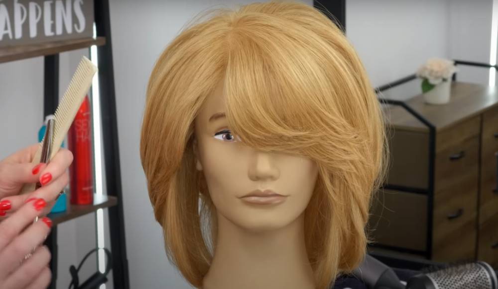 ilustrasi model rambut shoulder-length layers with side-swept bangs (youtube.com/Styles By Summer)