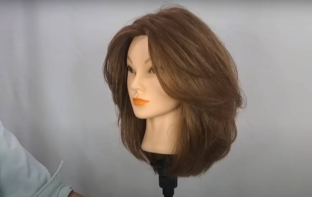 ilustrasi shoulder-length layers with face-framing highlights (youtube.com/ Shaba haireXplore)
