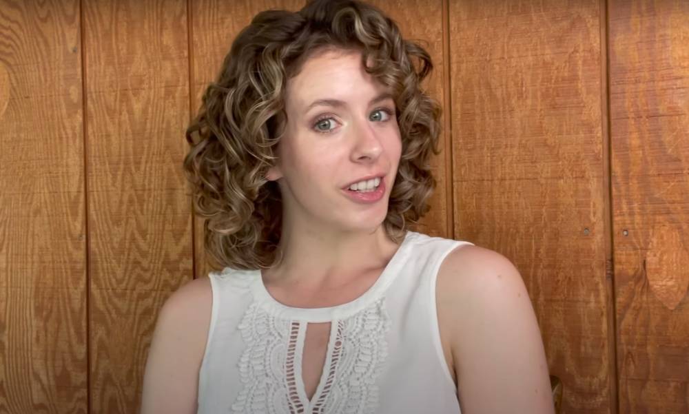 ilustrasi curly shoulder-length layers (youtube.com/ The Fit Curls)