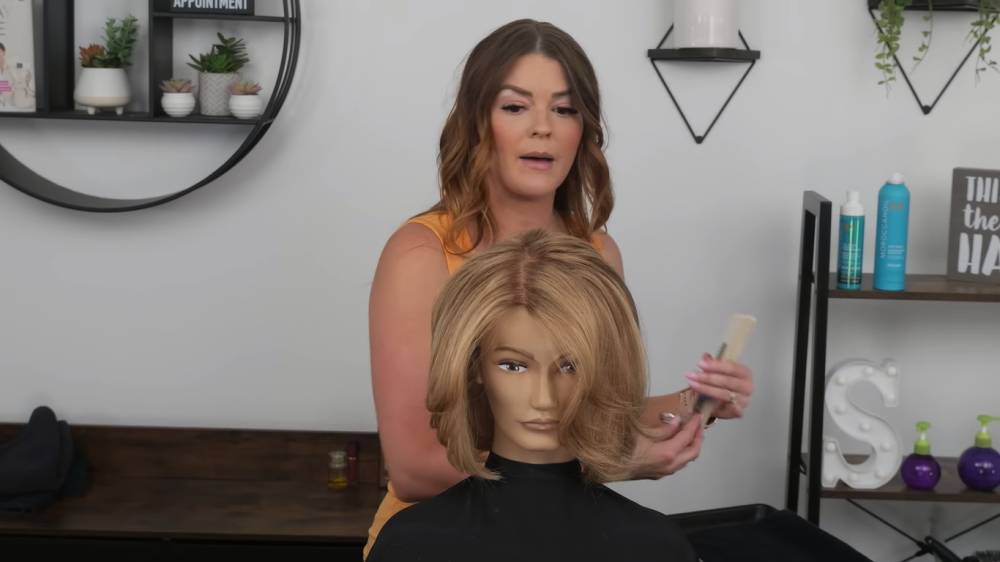 ilustrasi shoulder-length layers with a deep side part (youtube.com/Styles By Summer)