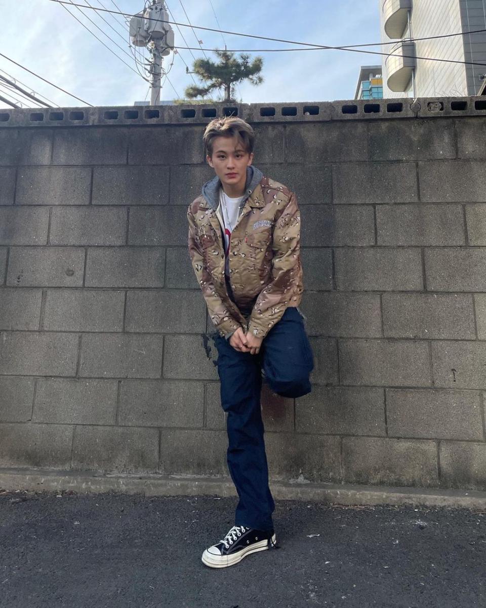 OOTD pakai long pants hitam ala Mark NCT (instagram.com/onyourm__ark)