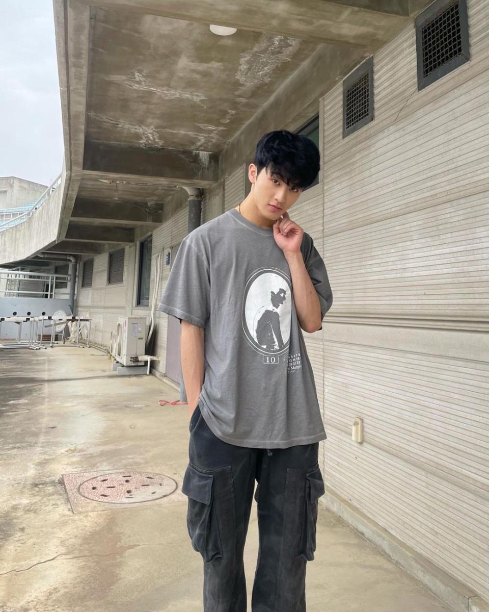 OOTD pakai long pants hitam ala Mark NCT (instagram.com/onyourm__ark)