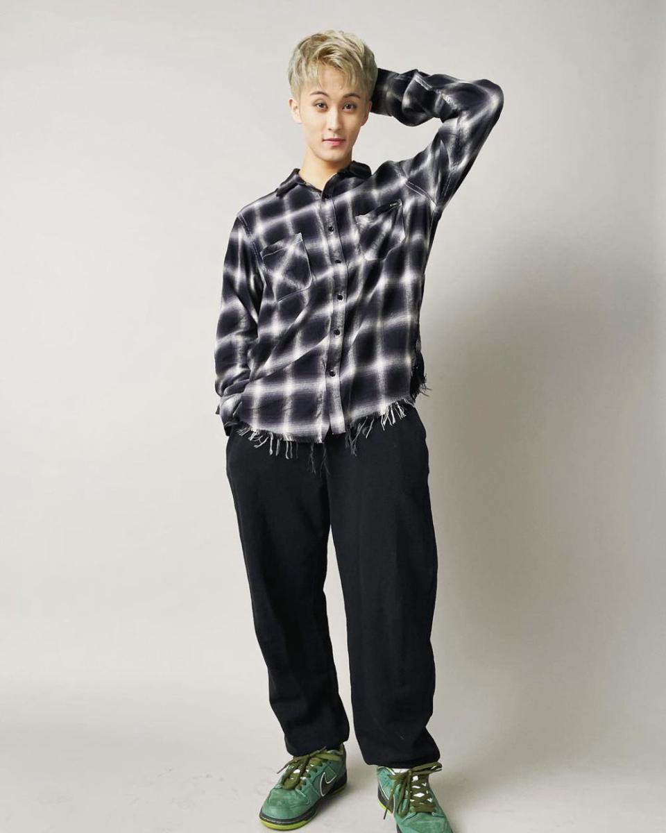 OOTD pakai long pants hitam ala Mark NCT (instagram.com/onyourm__ark)
