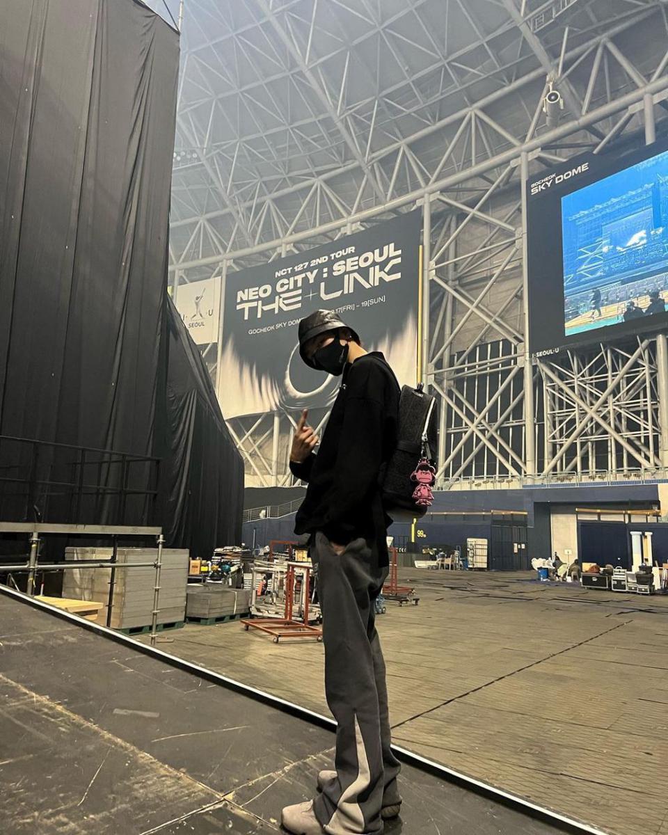 style outfit hitam ala Taeyong NCT (instagram.com/taeoxo_nct)