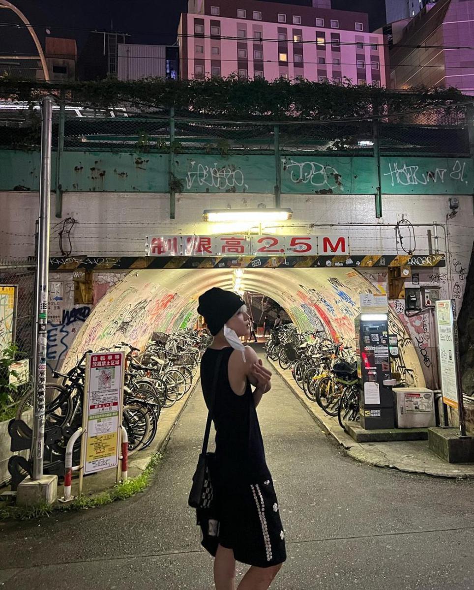 style outfit hitam ala Taeyong NCT (instagram.com/taeoxo_nct)