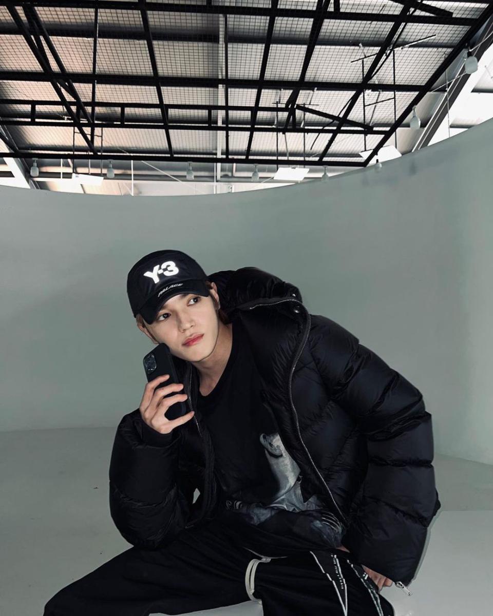 style outfit hitam ala Taeyong NCT (instagram.com/taeoxo_nct)