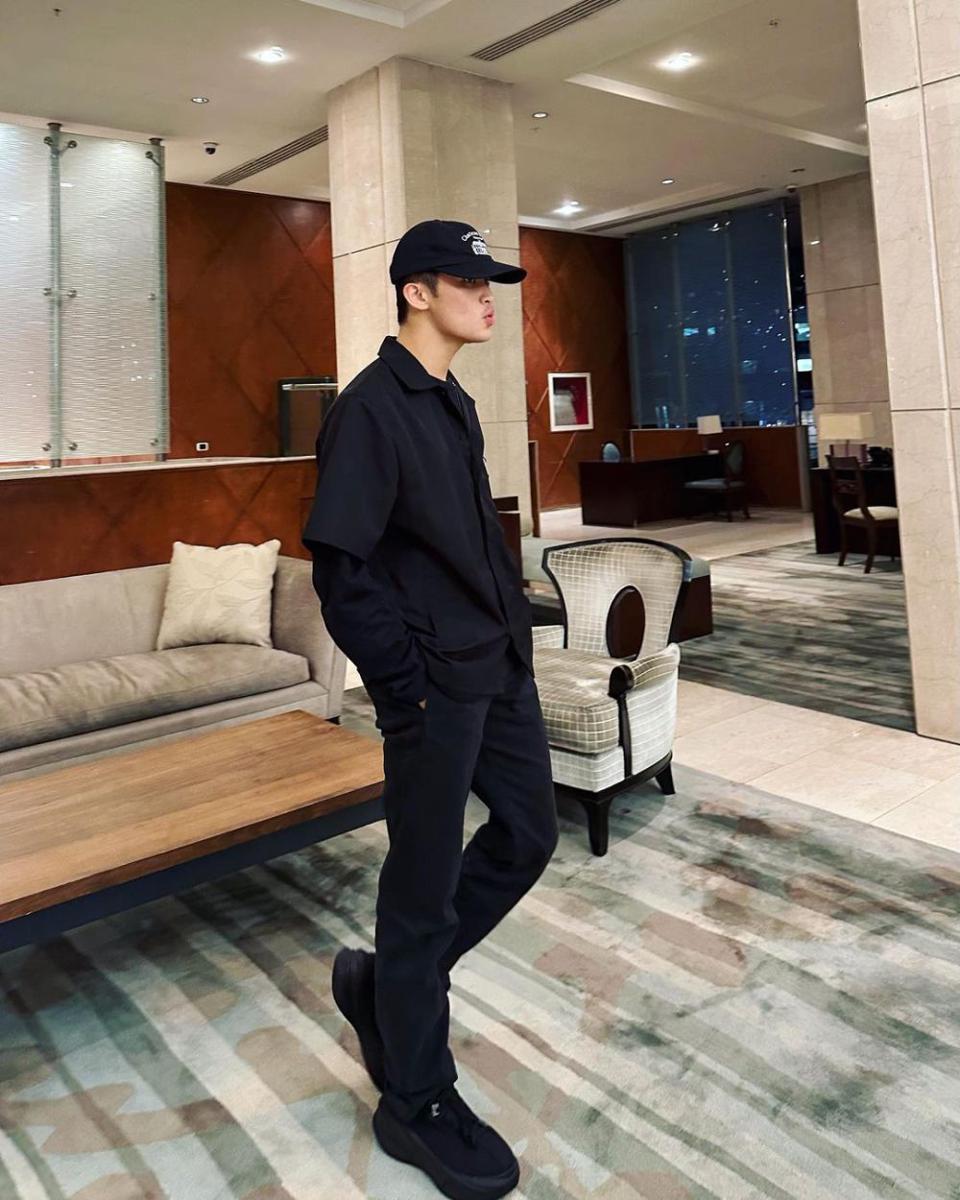 OOTD pakai long pants hitam ala Mark NCT (instagram.com/onyourm__ark)
