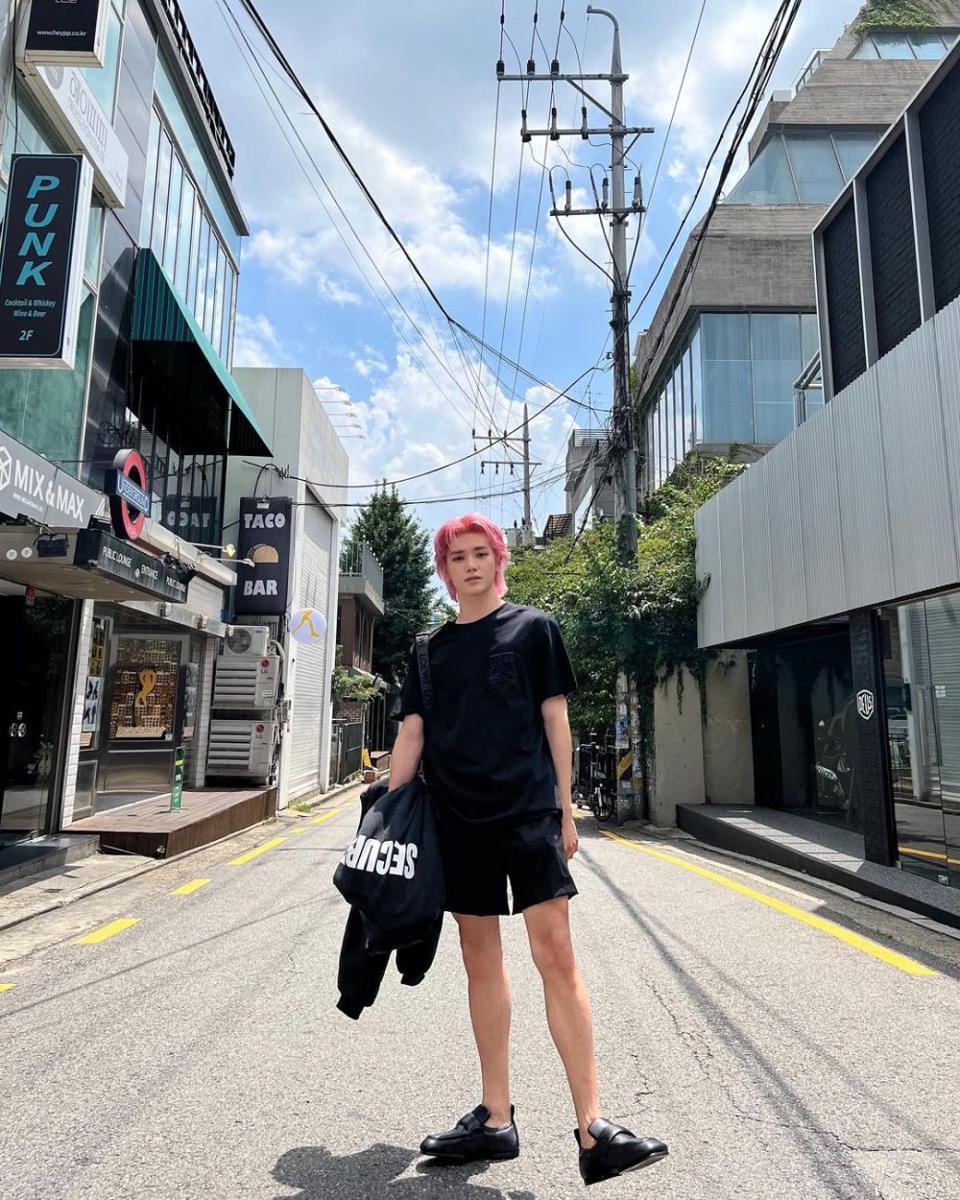 style outfit hitam ala Taeyong NCT (instagram.com/taeoxo_nct)