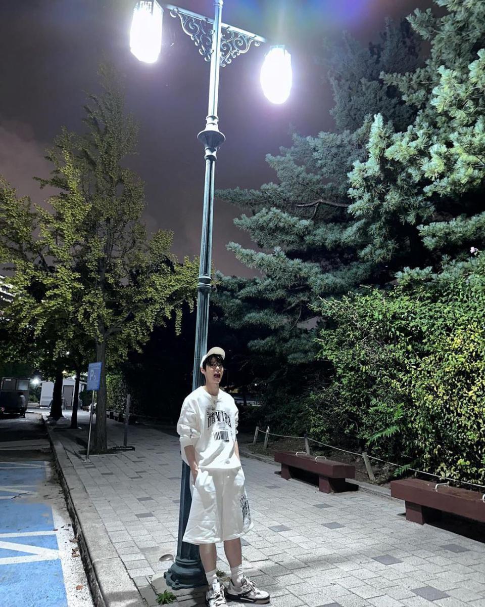padu padan loose pants putih ala Doyoung NCT (instagram.com/do0_nct)