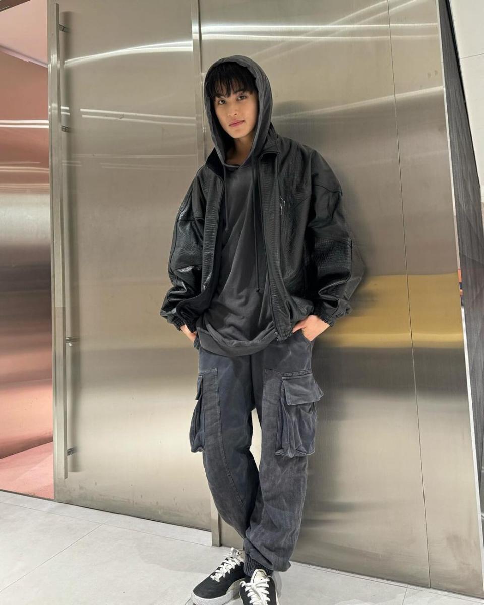 OOTD pakai long pants hitam ala Mark NCT (instagram.com/onyourm__ark)