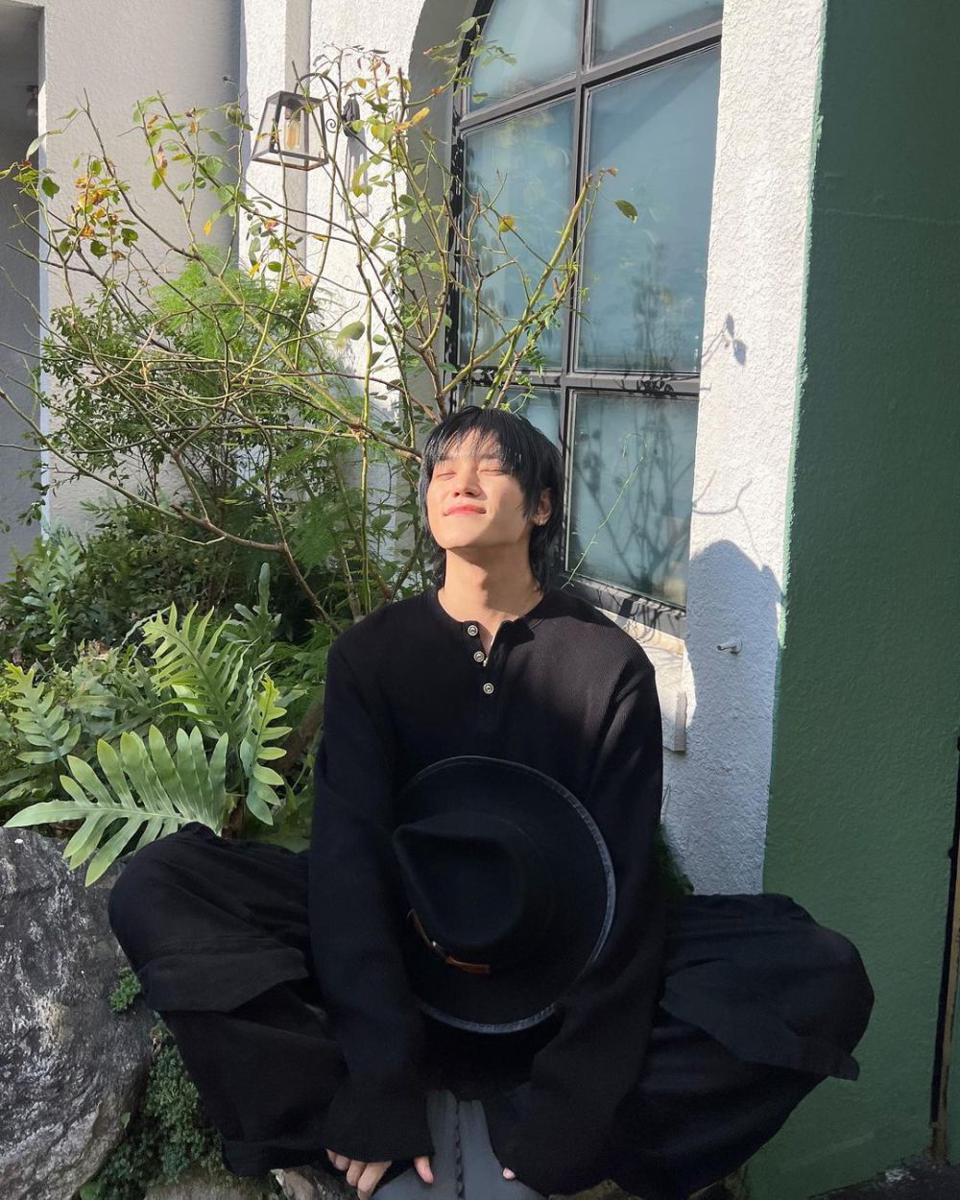 style outfit hitam ala Taeyong NCT (instagram.com/taeoxo_nct)