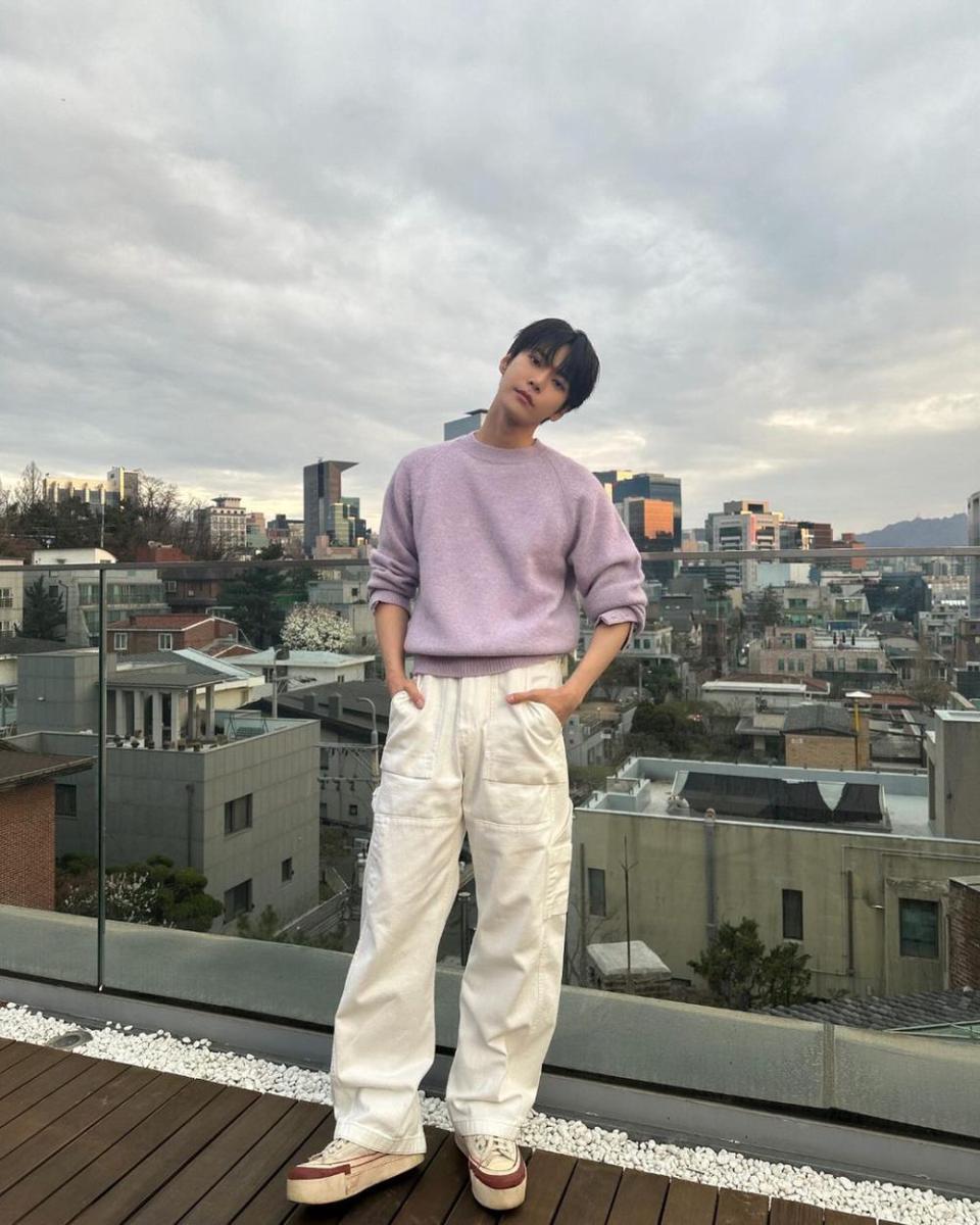 padu padan loose pants putih ala Doyoung NCT (instagram.com/nct)