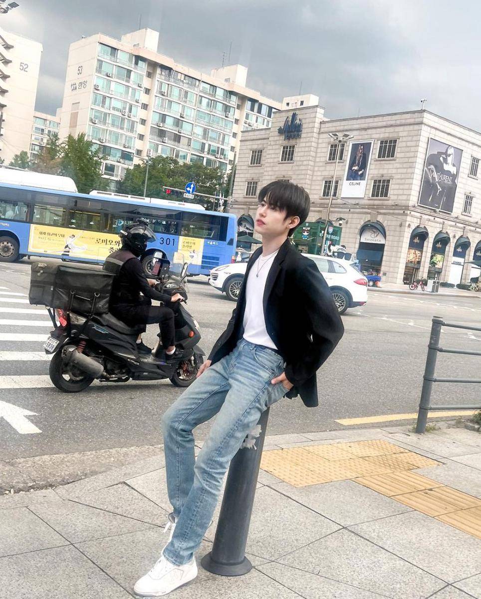 mix and match regular jeans ala Sood Yacht (instagram.com/s.yacht)