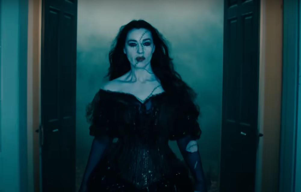 cuplikan Monica Bellucci sebagai Delores (dok. Warner Bros. Pictures/Beetlejuice Beetlejuice)