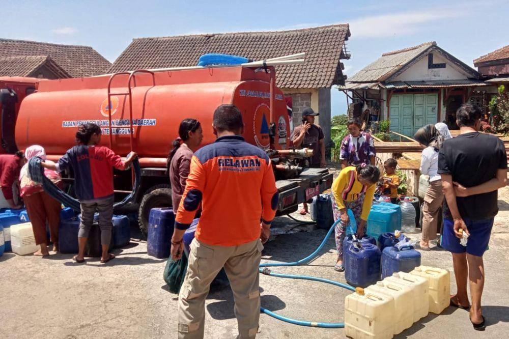 Dropping air bersih yang dilakukan oleh BPBD Temanggung. (BPBD Temanggung)
