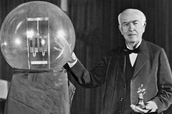 Foto ilmuan Thomas Alva Edison. (Pinterest/Underwood Archives)