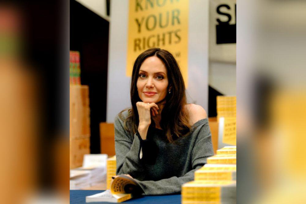 Potret Angelina Jolie saat mempromosikan bukunya yang berjudul Know Your Rights and Claim They: A Guide for Youth, yang dipotret oleh Rozette Rago (instagram.com/angelinajolie)
