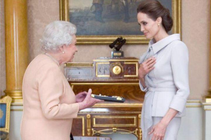 Potret Angelina Jolie saat menerima penghargaan dari Ratu Elizabeth di Istana Buckingham. (instagram.com/tribunedit)