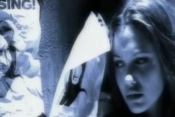 cuplikan adegan yang diperankan Angelina Jolie dalam video klip Meat Loaf berjudul Rock And Roll Dreams Come Through (youtube.com/Meat Loaf)