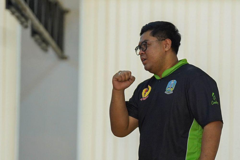 Peboling Jatim Billy Muhammad Islam saat bertanding di babak penyisihan grup - 1 single putra di Gor Dispora Sumut, Deli Serdang, Sumatra Utara, Minggu (8/9/2024).(PB PON Sumut/Saddam Husein)