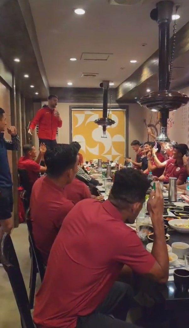 potret kompak Maarten Paes dengan pemain timnas (tiktok.com/@seo_jeongseok)