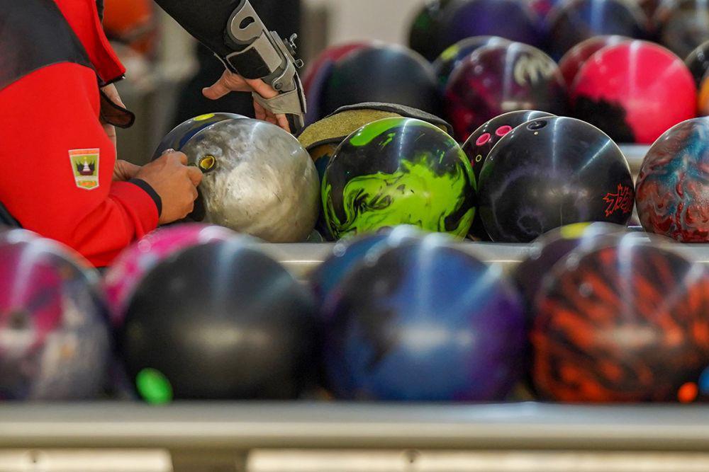 Pebolinga Putri Sumatra Barat mengambil bola dalam laga penyisihan grup-1 boling single putri di Gor Bowling Dispora Sumut, Pancing, Deli Serdang, Sumatra Utara, Sabtu (7/9/2024). Sebanyak delapan provinsi ikut berlaga di cabang olahraga boling pada perhelatan PON Sumut-Aceh XXI. (Dok. PB PON XXI SUMUT/Saddam Husein)