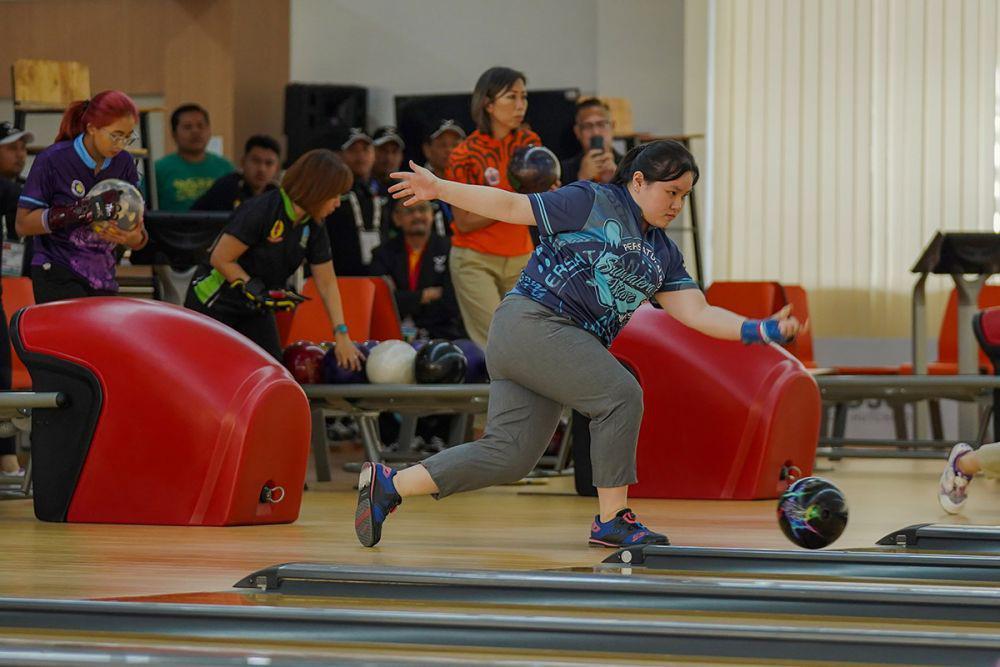 Peboling Putri Sumatra Utara melempar bola pada pertandingan babak penyisihan grup - 1 single putri di Gor Dispora Sumut, Deli Serdang, Sumatra Utara, (Sabtu 7/9/2024). Dua peboling putri Sumut, Aldila Indryati dan Nadia Pramanik melaju ke babak semifinal (Dok. PB PON XXI SUMUT/Saddam Husein)