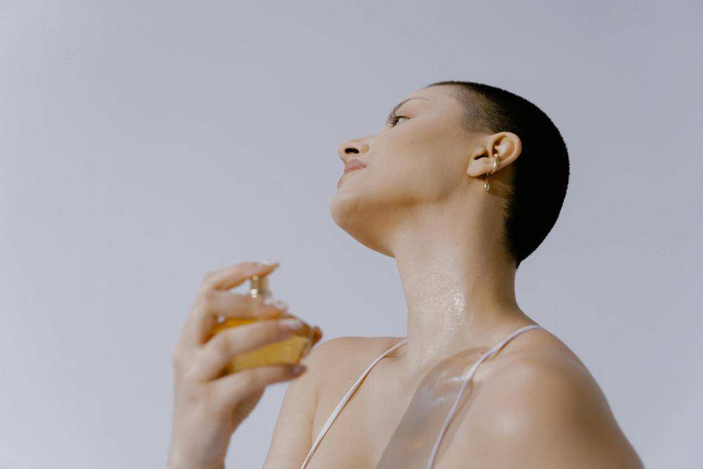 ilustrasi memakai parfum (pexels.com/martproduction)