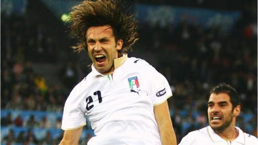 Andrea Pirlo (depan) merayakan golnya ke gawang Prancis pada Euro 2008. (uefa.com)