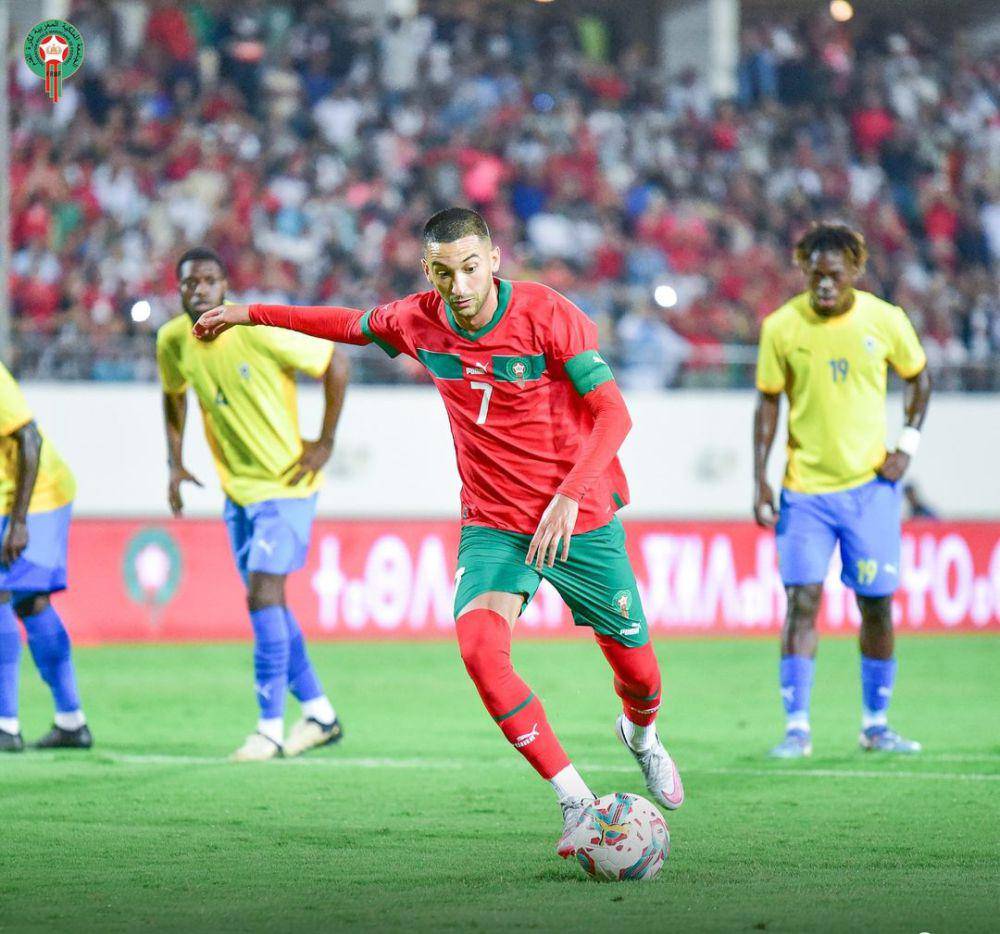 Hakim Ziyech mengeksekusi penalti saat melawan Gabon. (instagram.com/equipedumaroc)