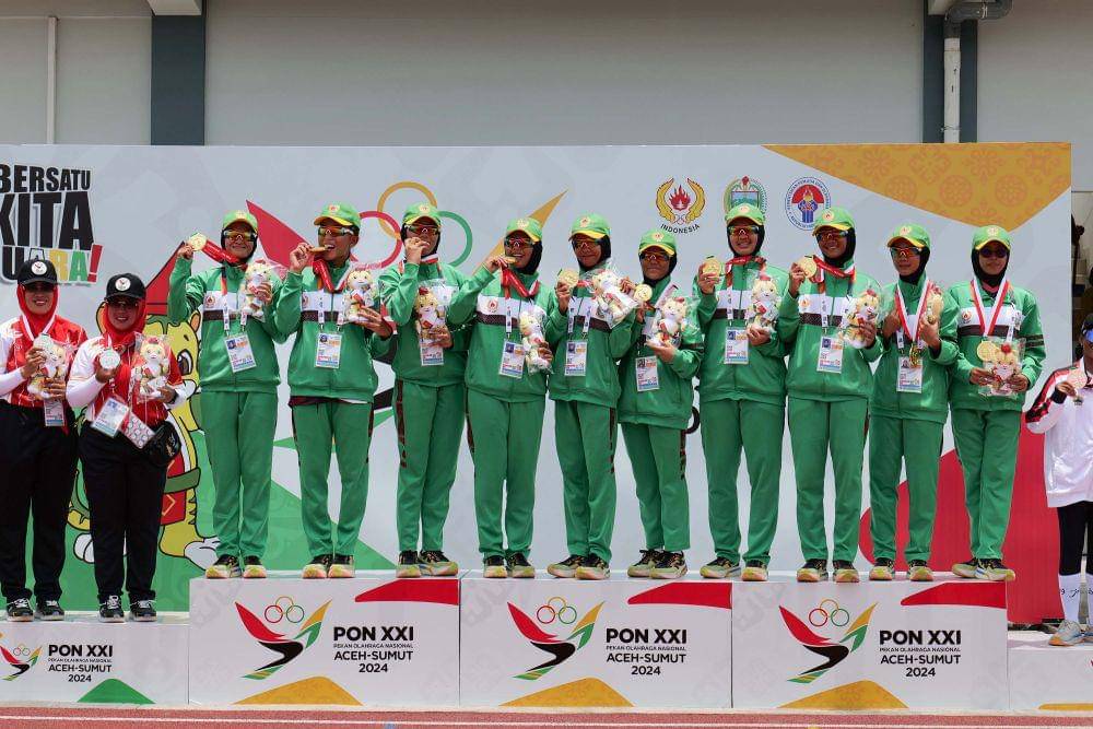 Atlet drum band putri Sumatra Utara menunjukkan medali emas usai menjuarai Lomba Berbaris Jarak Pendek (LBJP) 400 meter di ajang Pekan PON XXI Aceh-Sumut di Sport Centre, Deliserdang, Sumatra Utara, Minggu (8/9/2024). (PB PON XXI ACEH-SUMUT/Mirza Baihaqie)