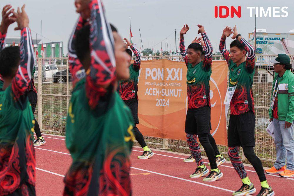 Tim drumband putra Sumatra Utara melakukan  pemanasan  sebelum bertanding pada nomor Lomba Berbaris Jarak Pendek (LBJP) 400 meter  di ajang Pekan PON XXI Aceh-Sumut di Sport Centre, Deliserdang, Sumatra Utara, Minggu (7/9/2024). (IDN Times/Prayugo Utomo)