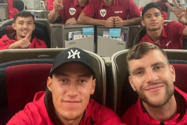 7 Potret Kompak Maarten Paes dengan Pemain Timnas di Luar Lapangan